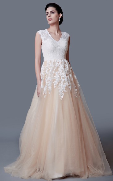 Enchanting Scalloped-Edge Neckline A-line Gown With Lace Appliques