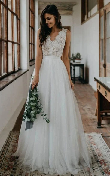 Romantic Scalloped V-neck Tulle Lace A Line Floor-length Sleeveless Wedding Dress